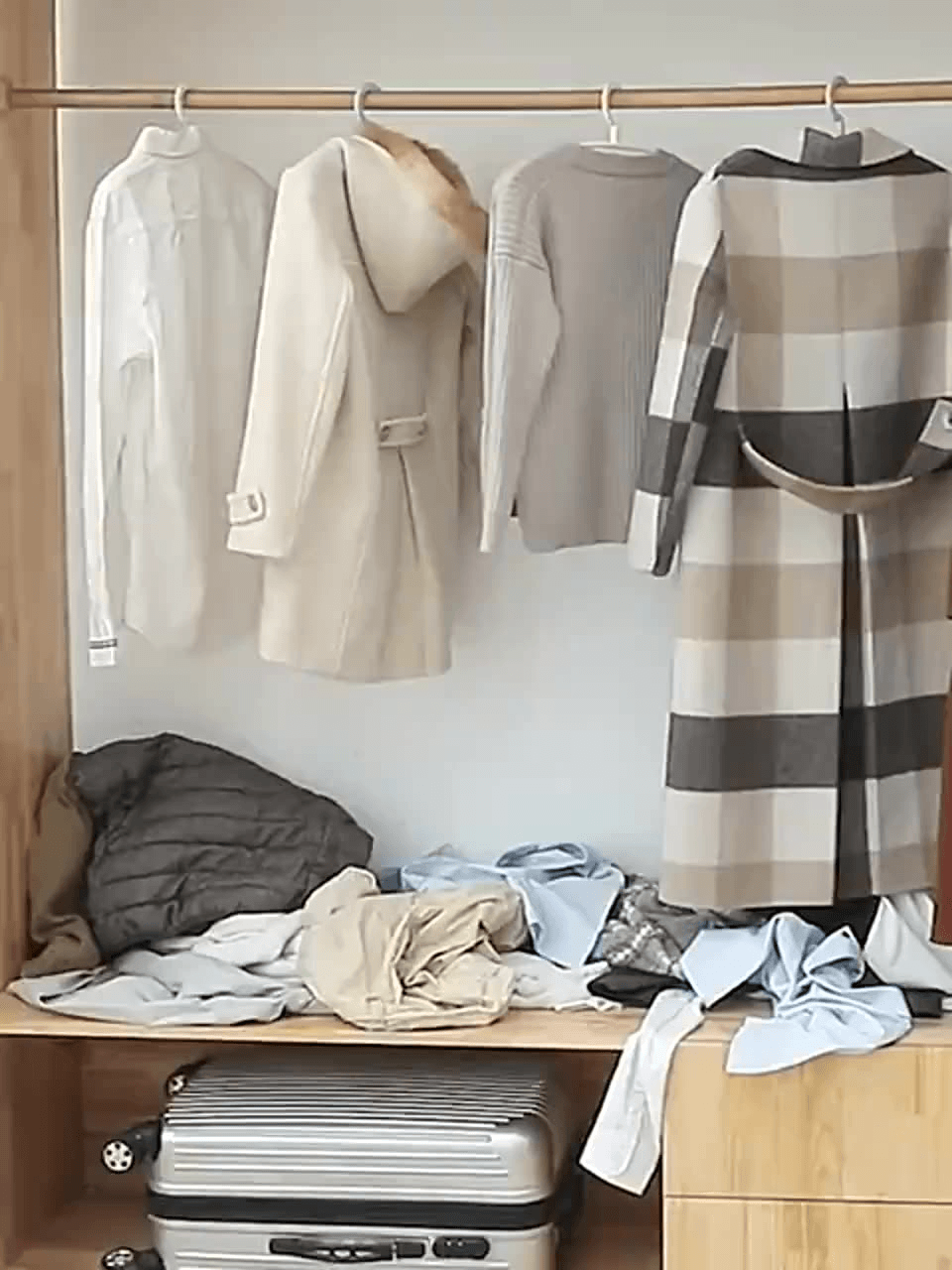Storage Bag Quilt Storage Bag Moving Packing Bag Clothes Sorting Bag Clothing Duffel Bag hanging with various clothing items.